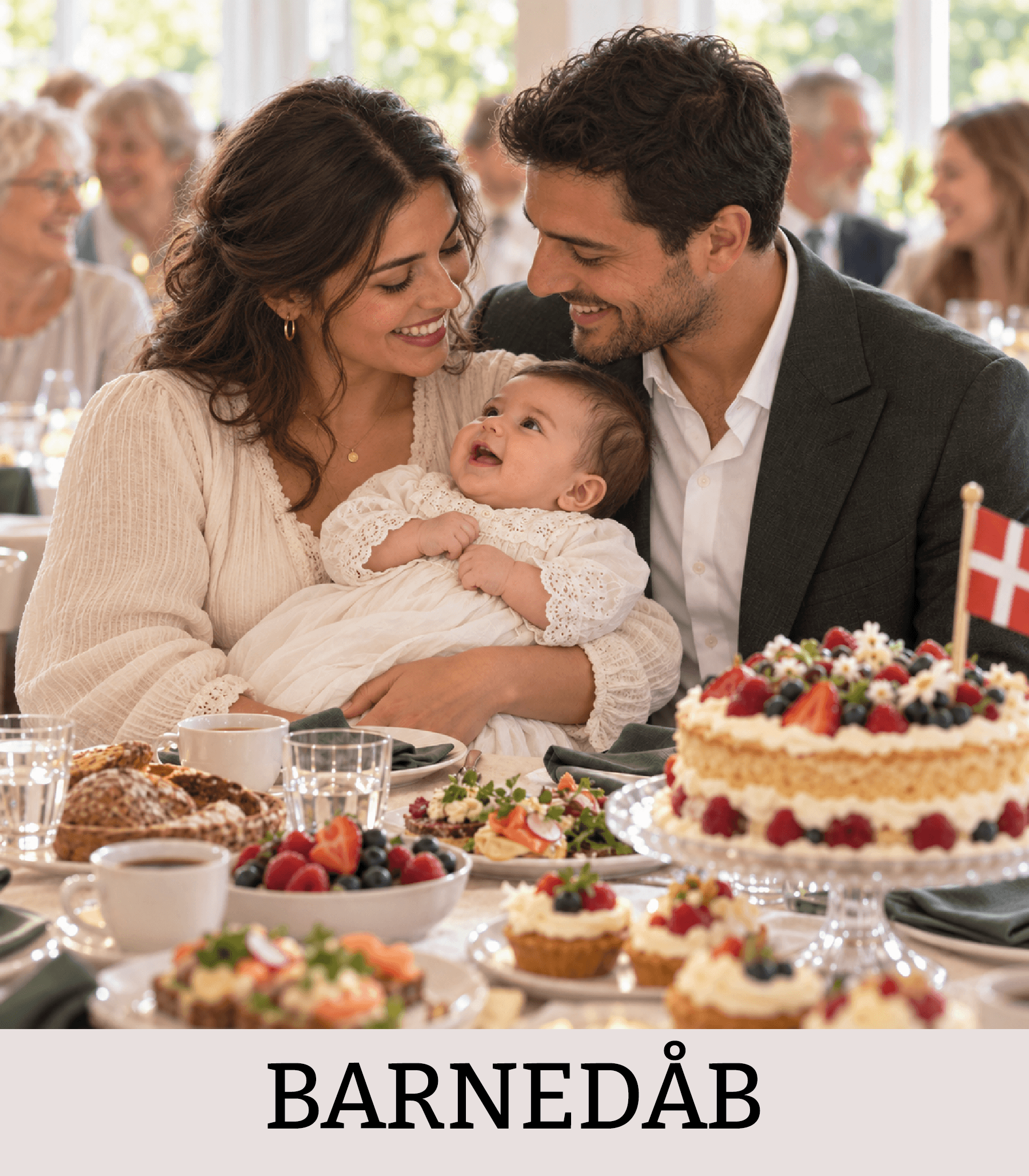 Italiensk familie fejrer barnedåb med deres baby og et udvalg af små kager og søde anretninger