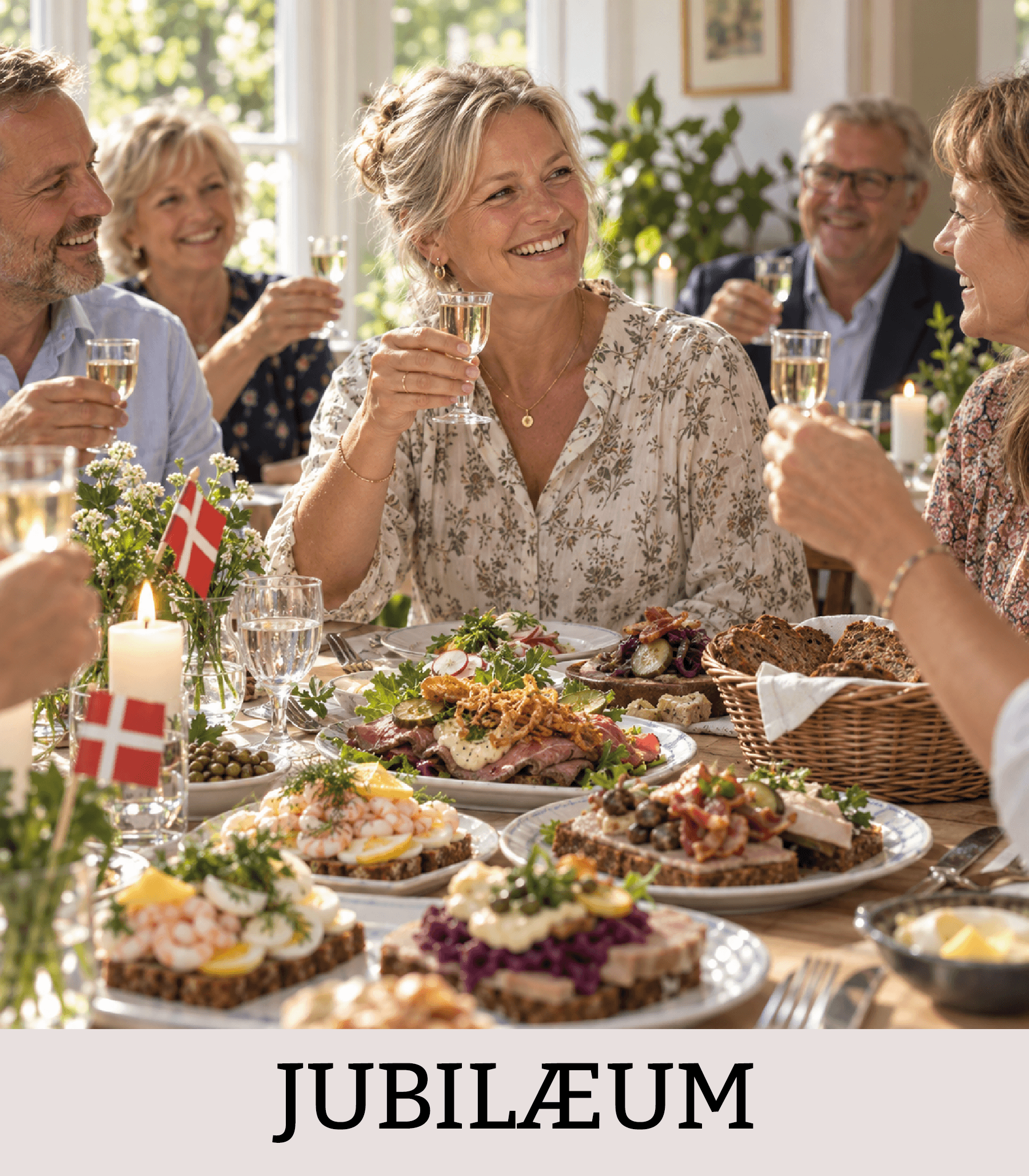 Jubilar fejres af familie og venner ved et festligt bord med klassisk dansk smørrebrød