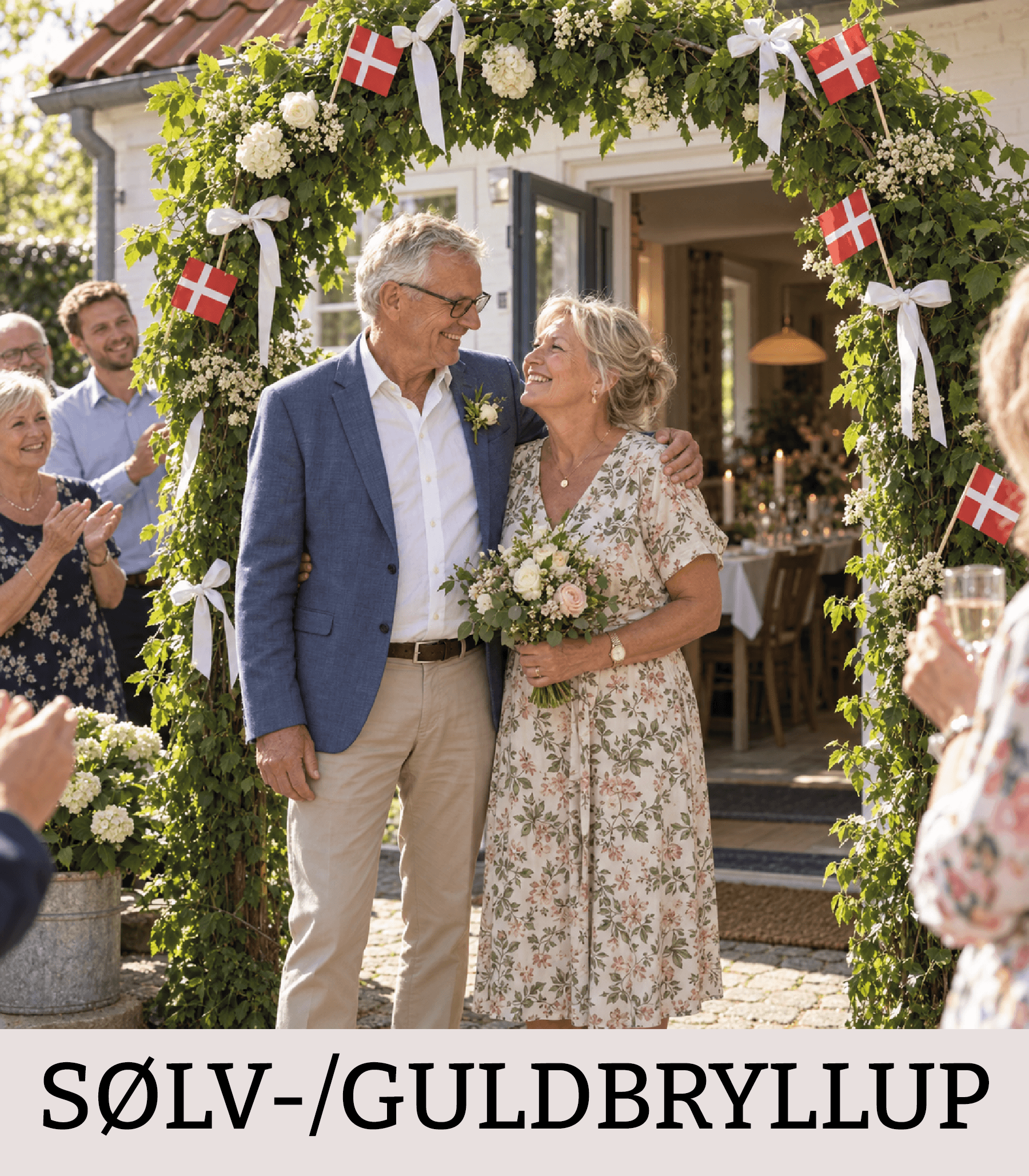 Glad ægtepar står under en traditionel dansk æresport med grønne grene, blomster og Dannebrog
